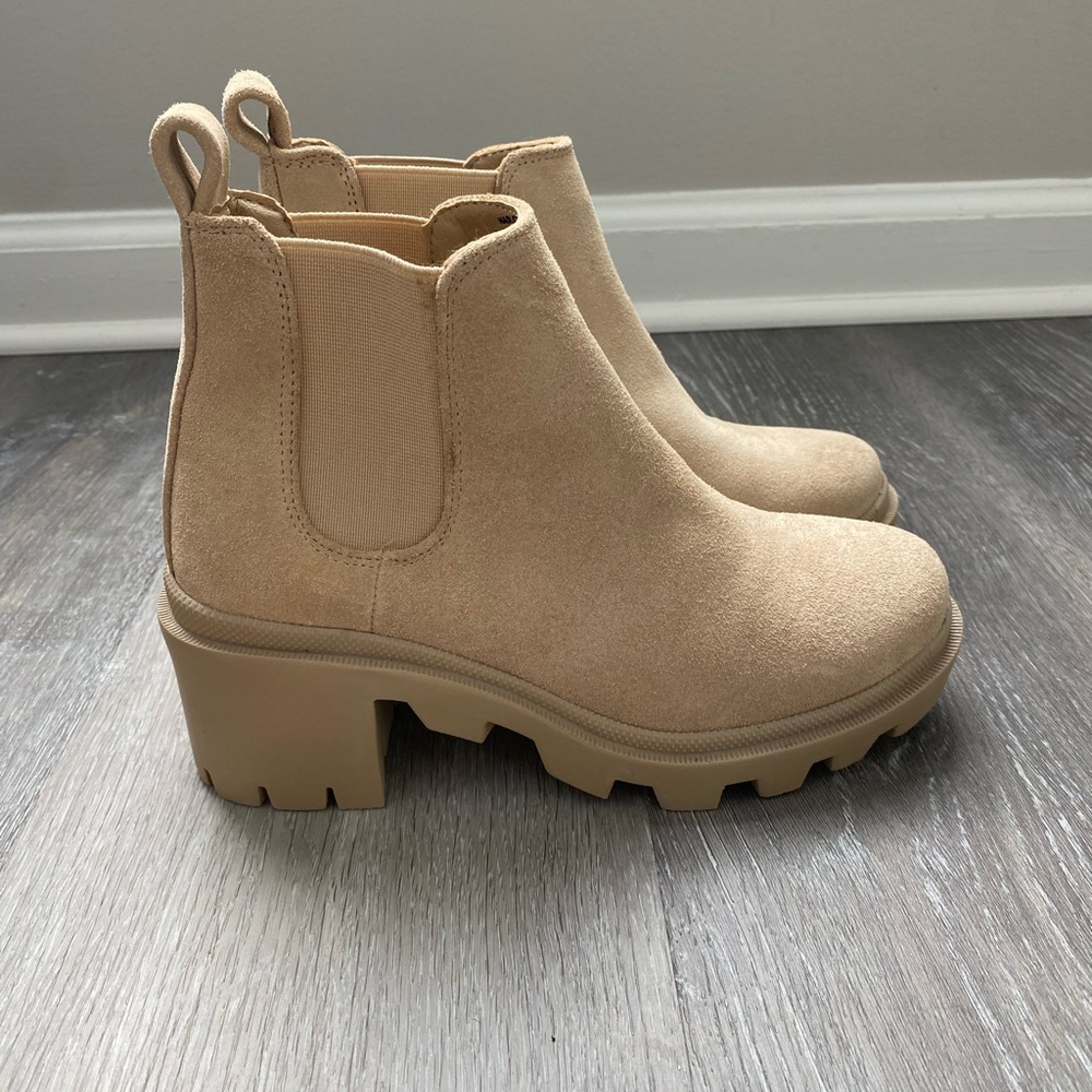 Steve Madden womens boot. Size 5. Never worn.
